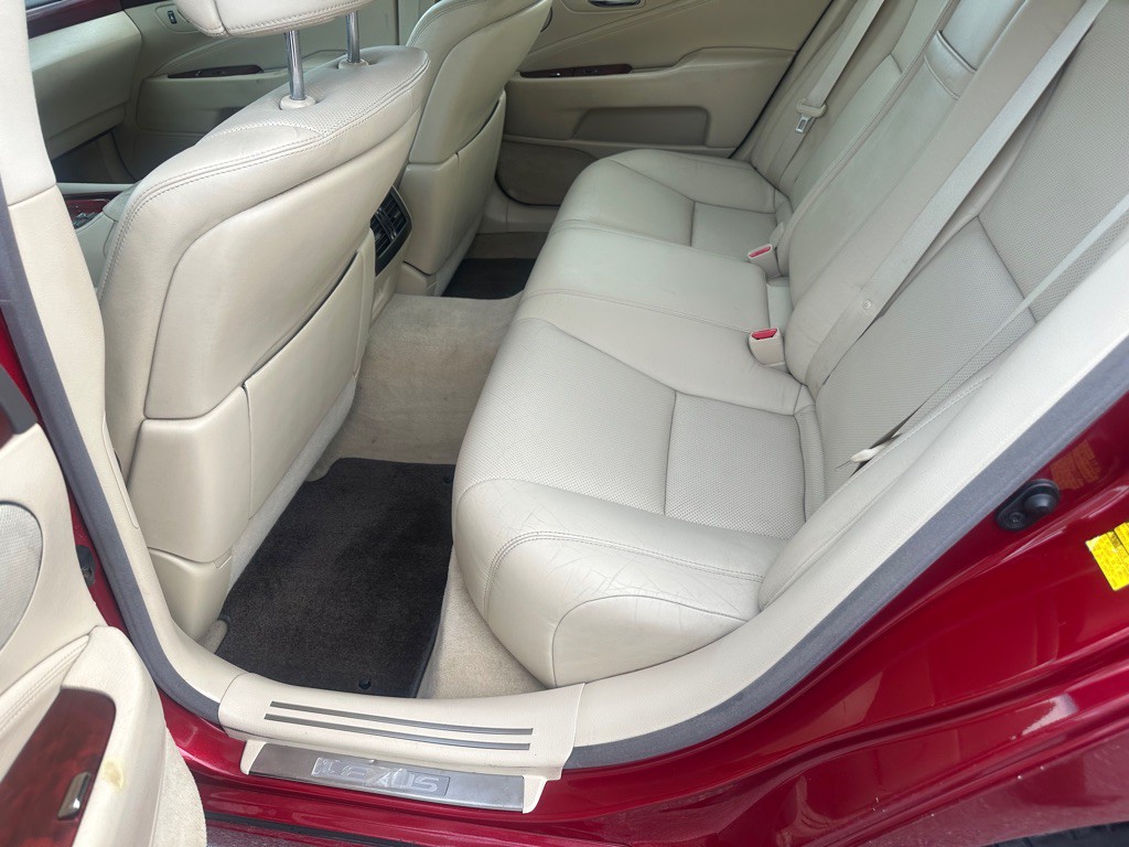 2010 Lexus LS Image 21