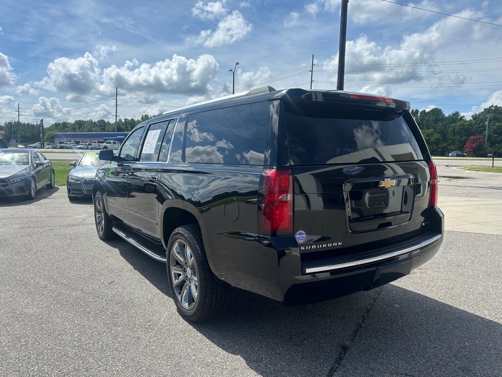 2017 Chevrolet Suburban Image 3