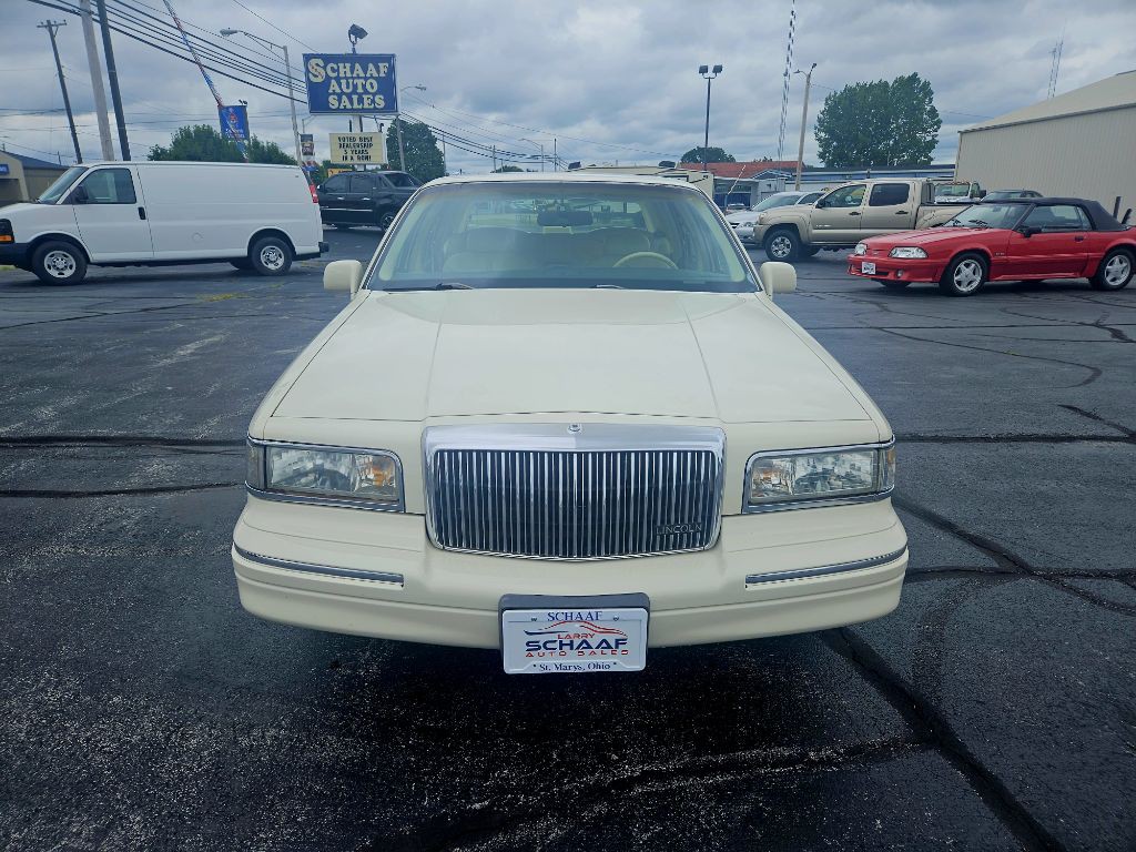 1995 Lincoln Town Car Image 2