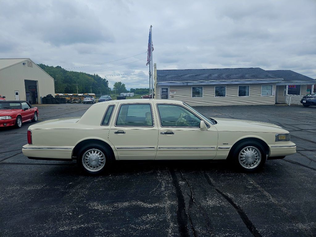 1995 Lincoln Town Car Image 4