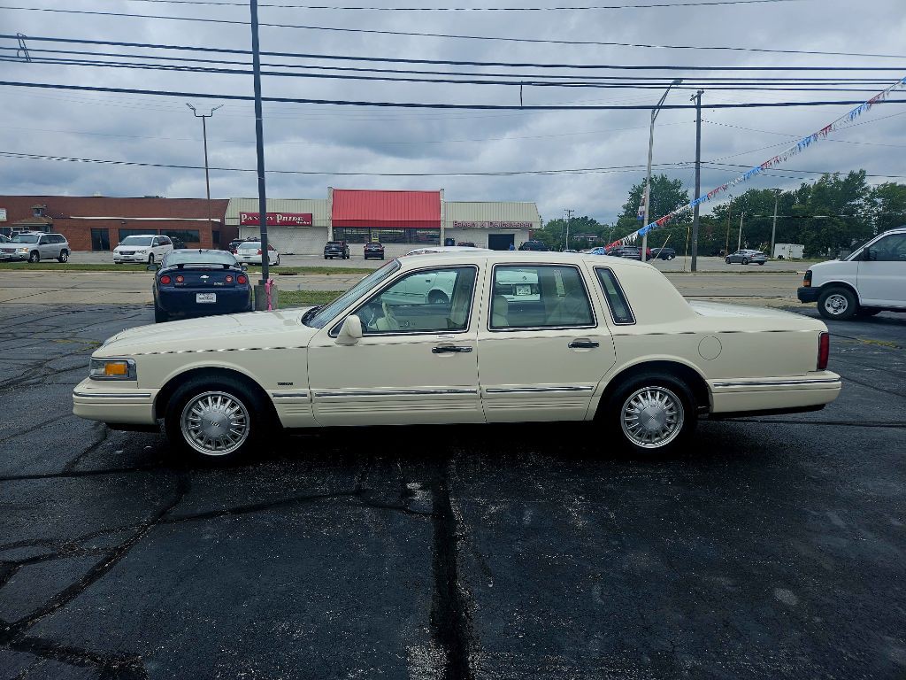 1995 Lincoln Town Car Image 8