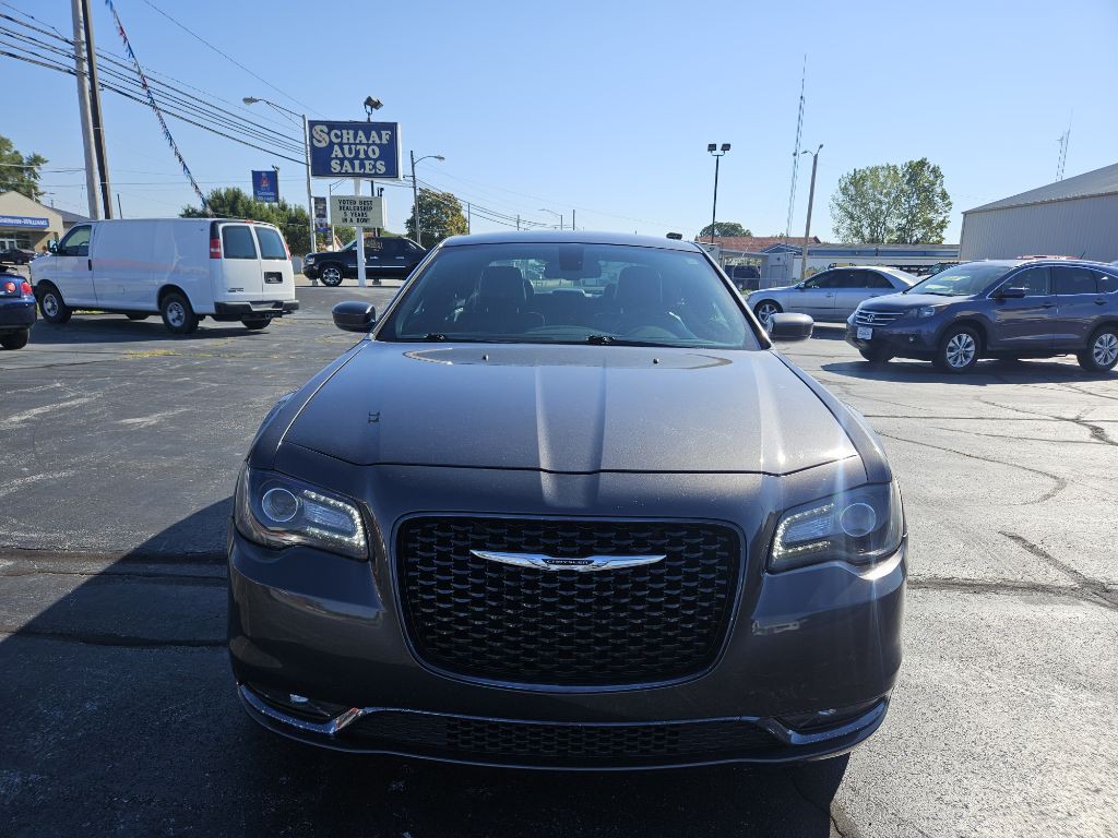 2017 Chrysler 300 Image 2