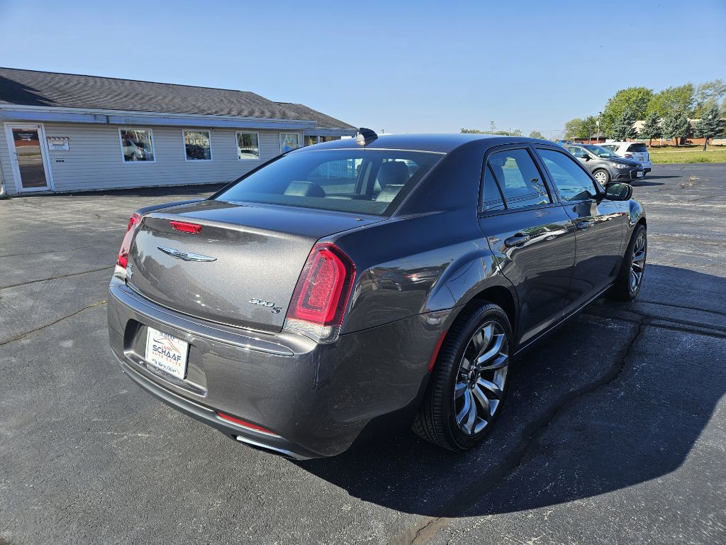 2017 Chrysler 300 Image 4