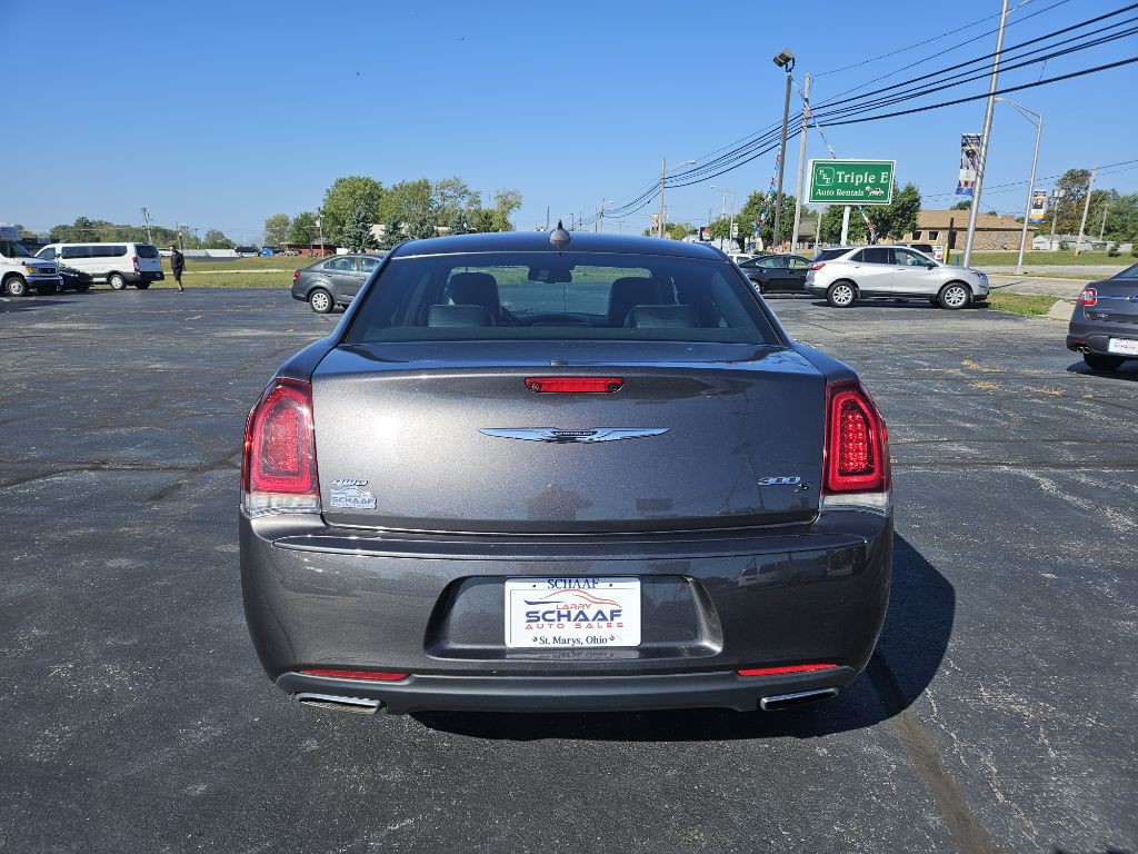 2017 Chrysler 300 Image 6
