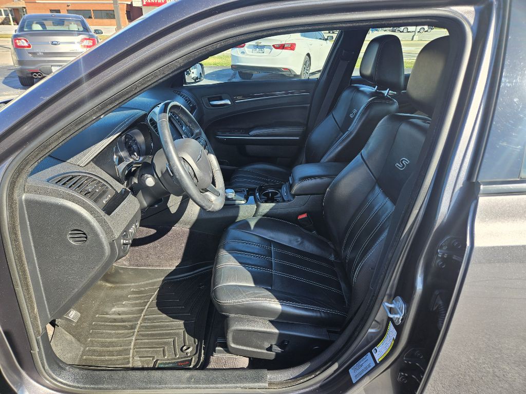 2017 Chrysler 300 Image 9