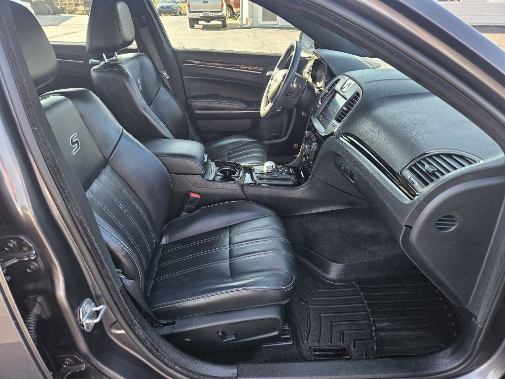 2017 Chrysler 300 Image 11