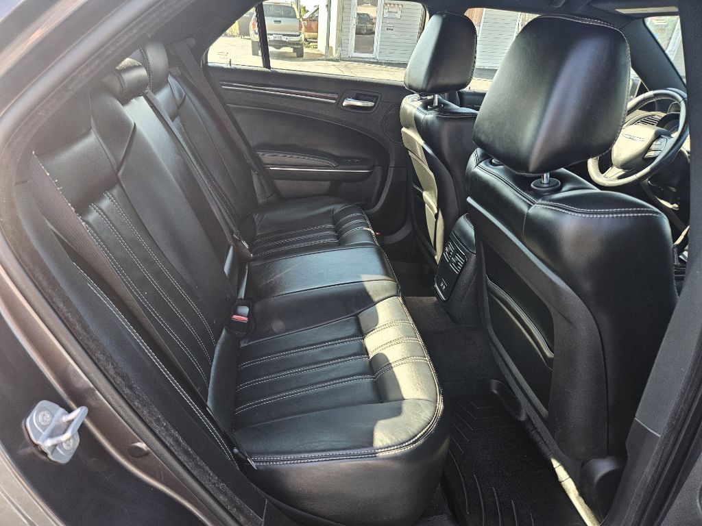 2017 Chrysler 300 Image 12