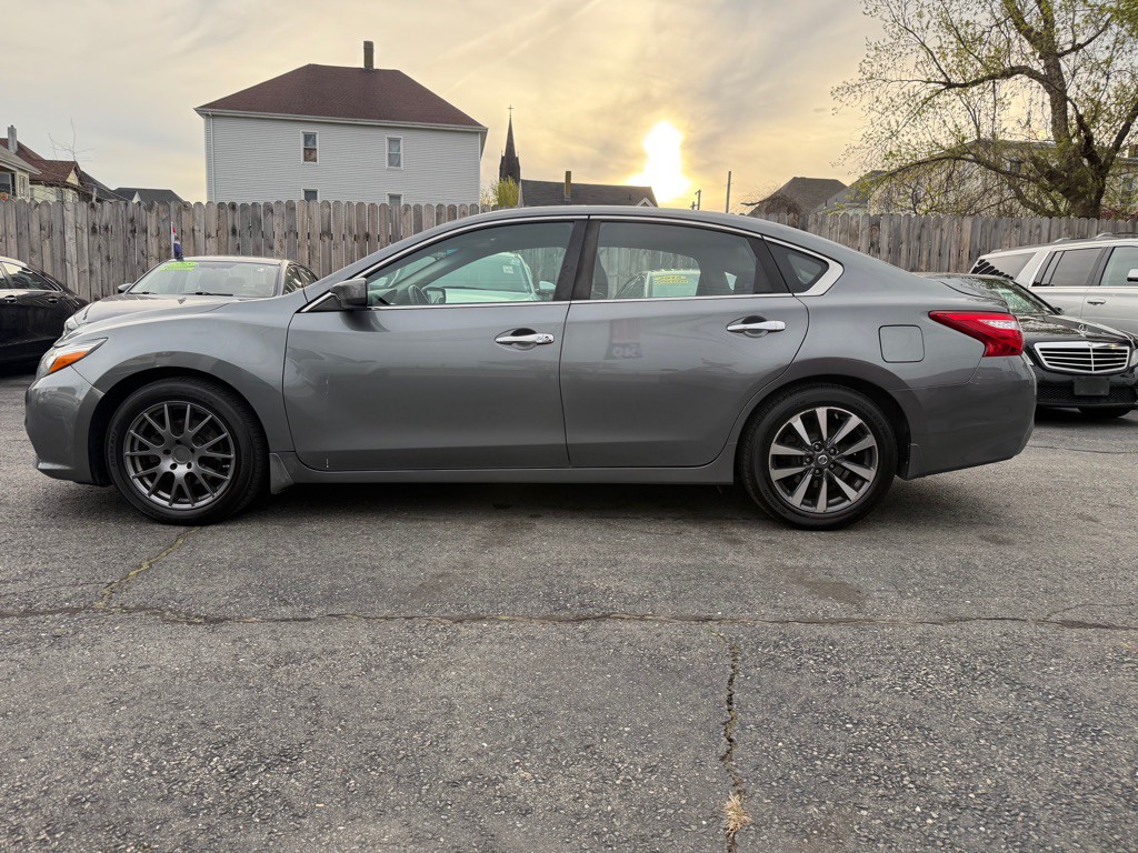 2017 Nissan Altima Image 8