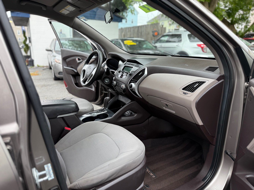 2011 Hyundai Tucson Image 10