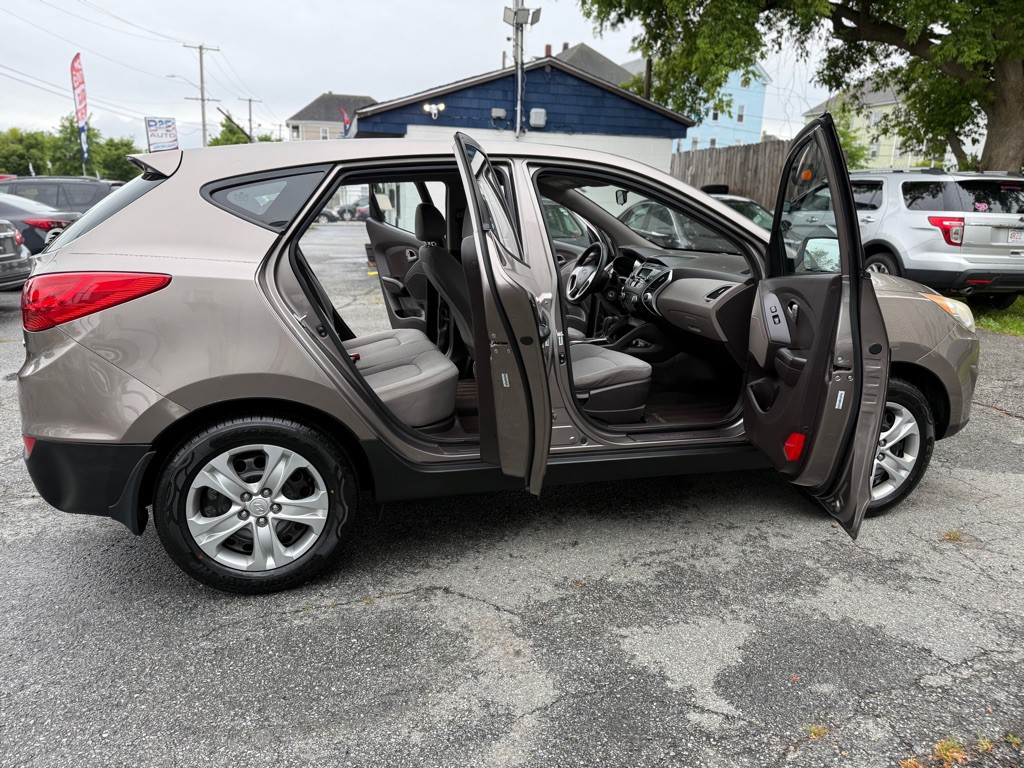2011 Hyundai Tucson Image 11