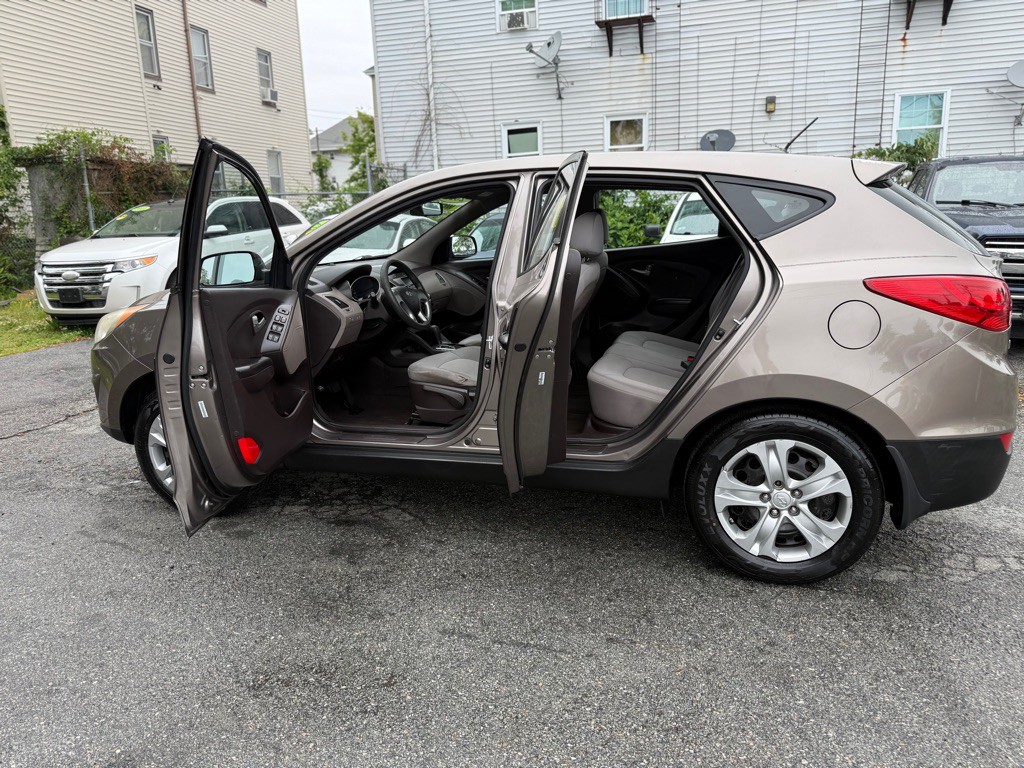 2011 Hyundai Tucson Image 13