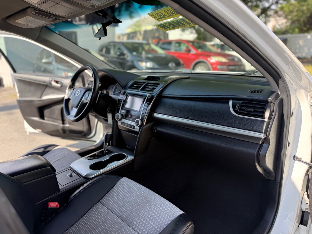 2014 Toyota Camry Image 15