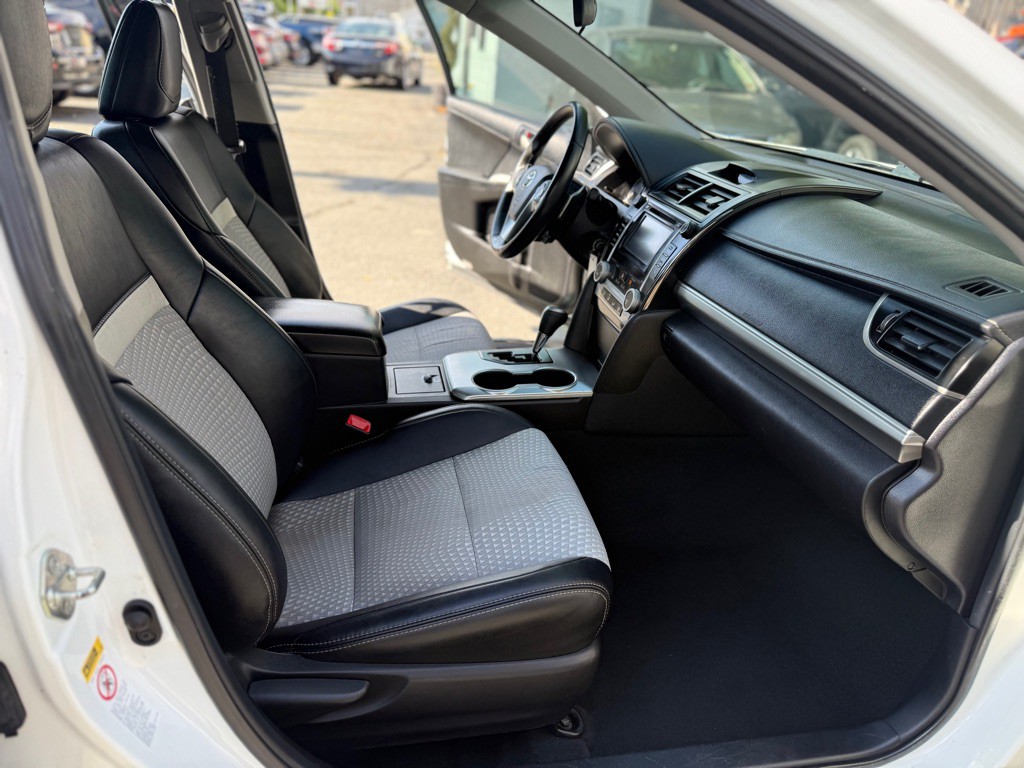 2014 Toyota Camry Image 16