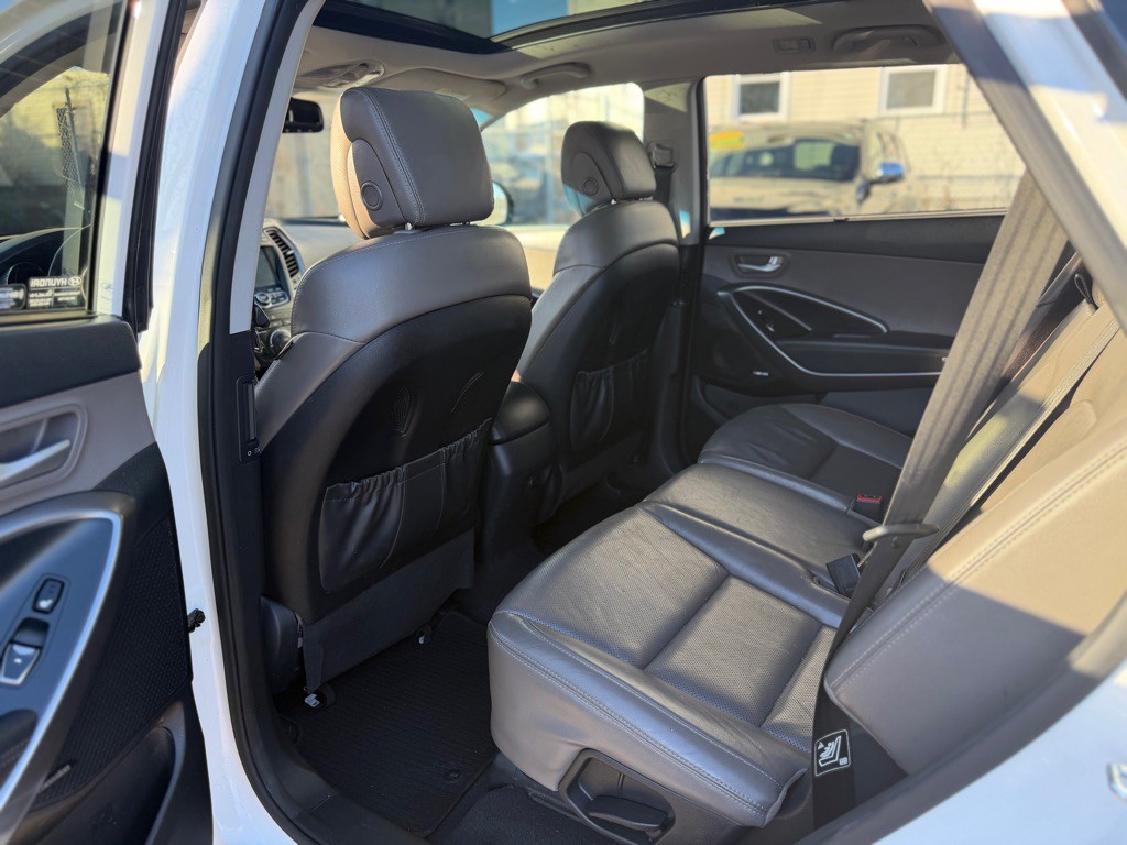 2016 Hyundai Santa Fe Image 10