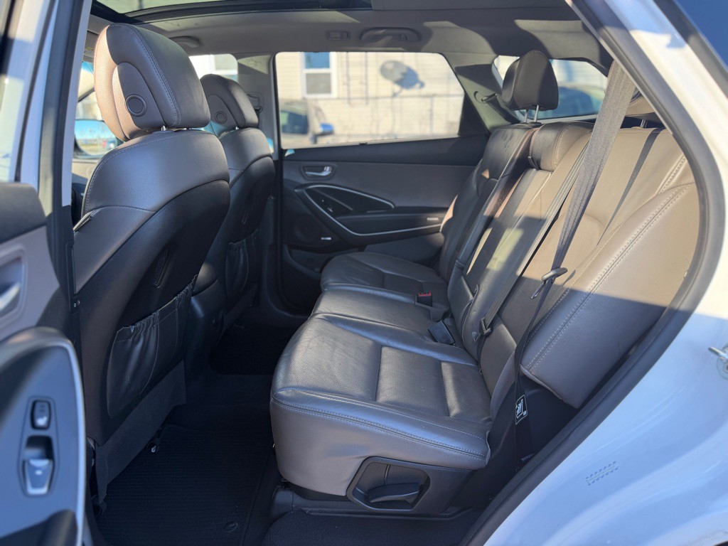 2016 Hyundai Santa Fe Image 12