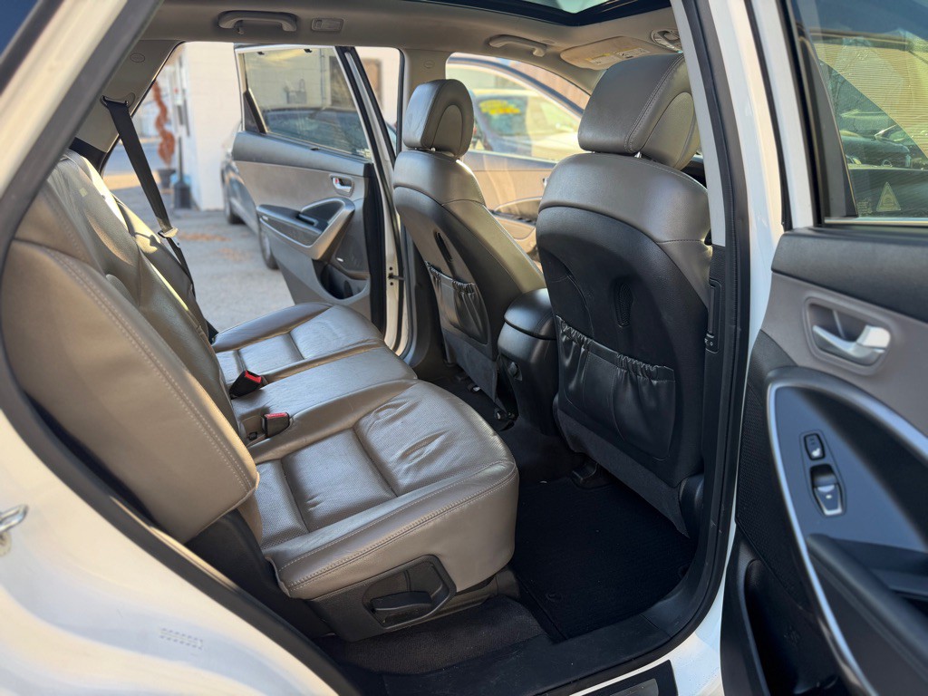 2016 Hyundai Santa Fe Image 17
