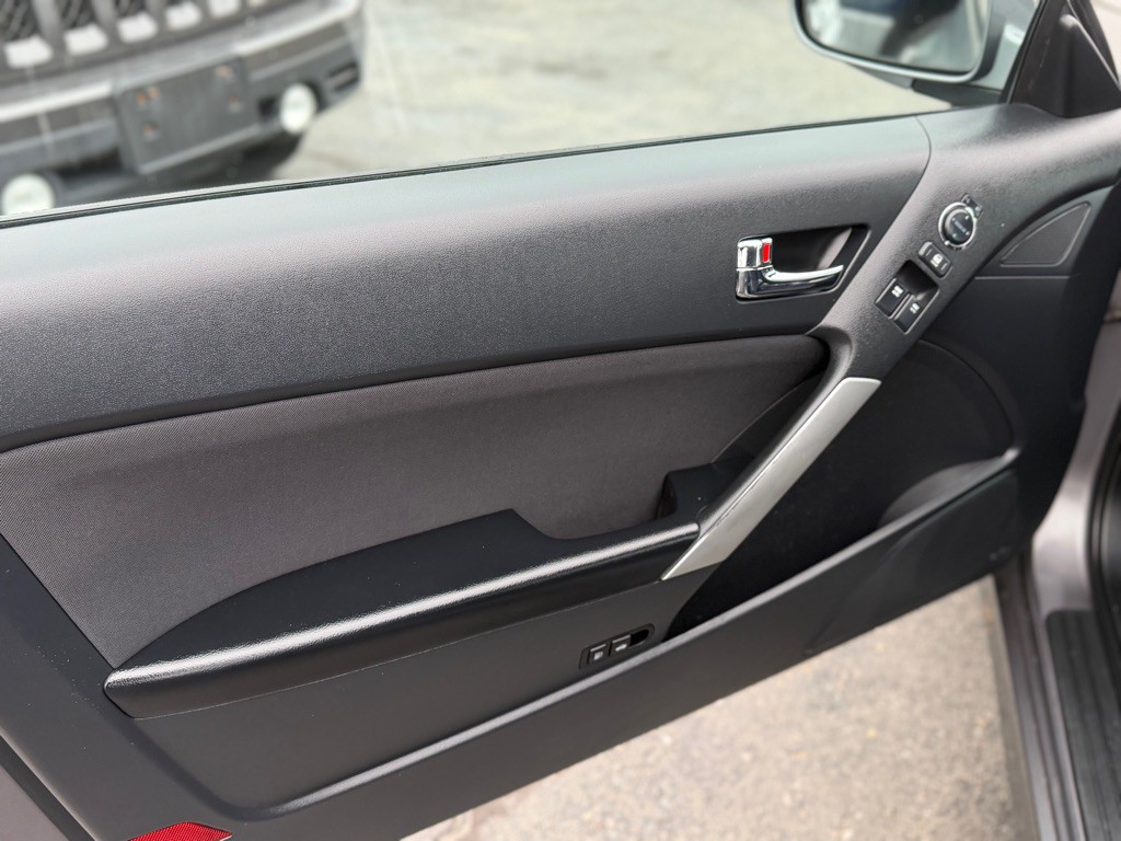 2010 Hyundai Genesis Image 11