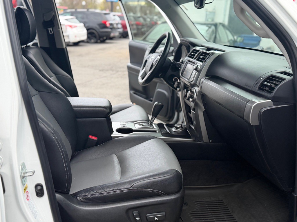 2016 Toyota 4Runner Image 16