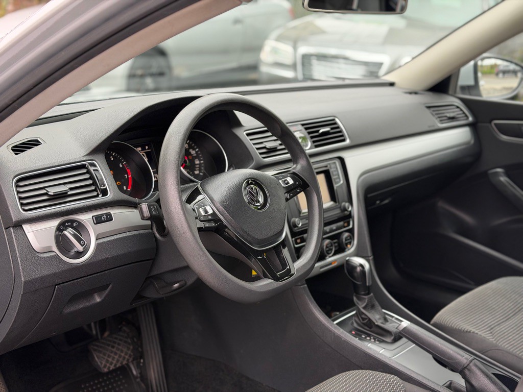 2016 Volkswagen Passat Image 9