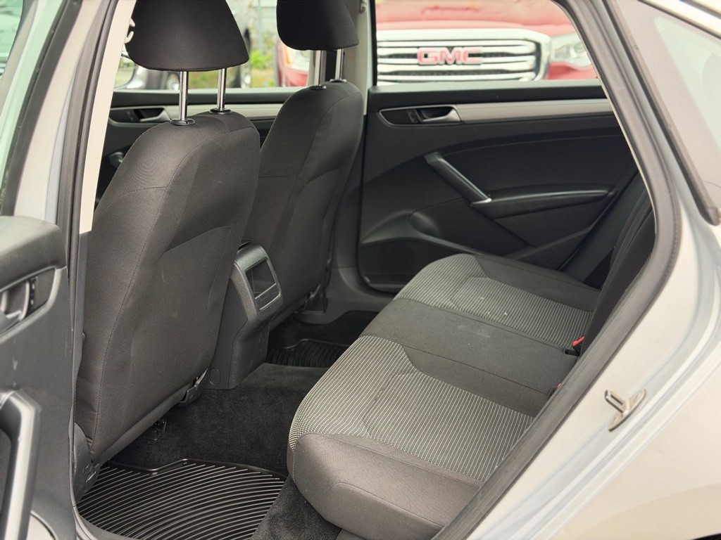 2016 Volkswagen Passat Image 11