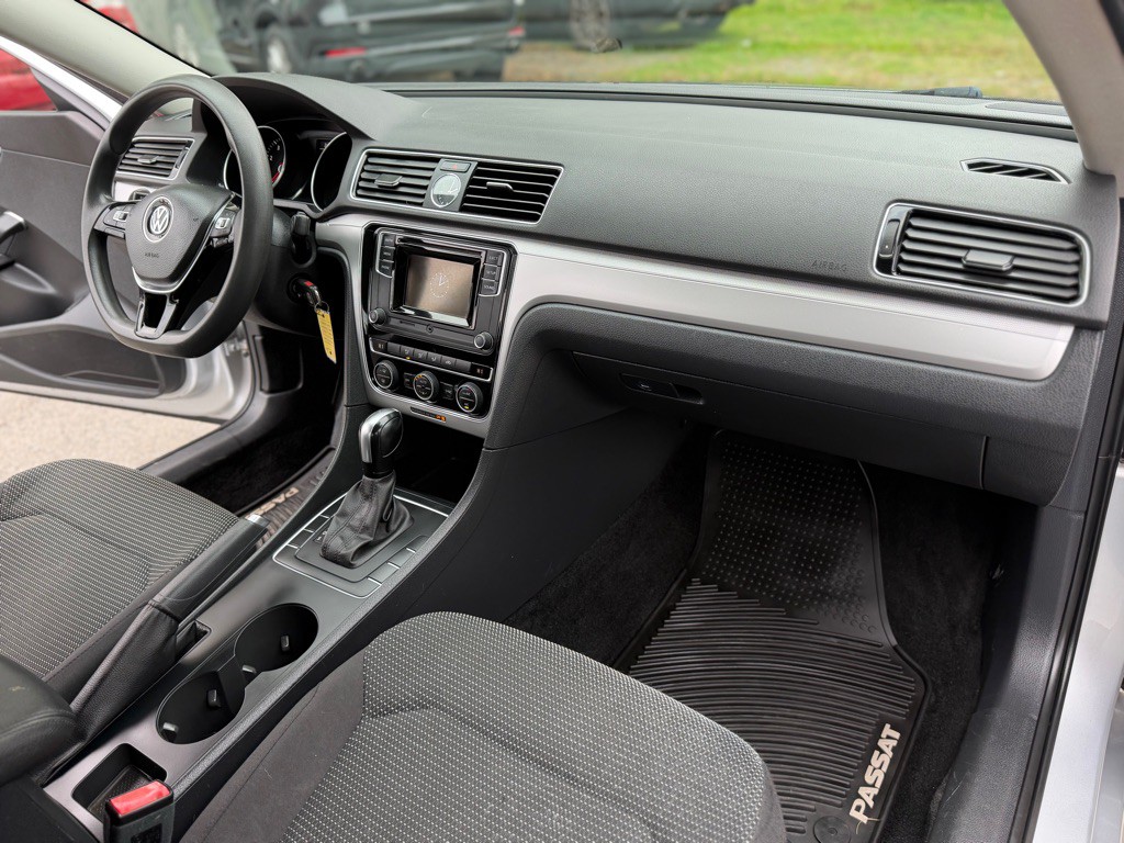 2016 Volkswagen Passat Image 13