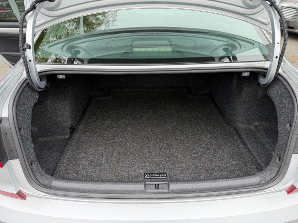 2016 Volkswagen Passat Image 16