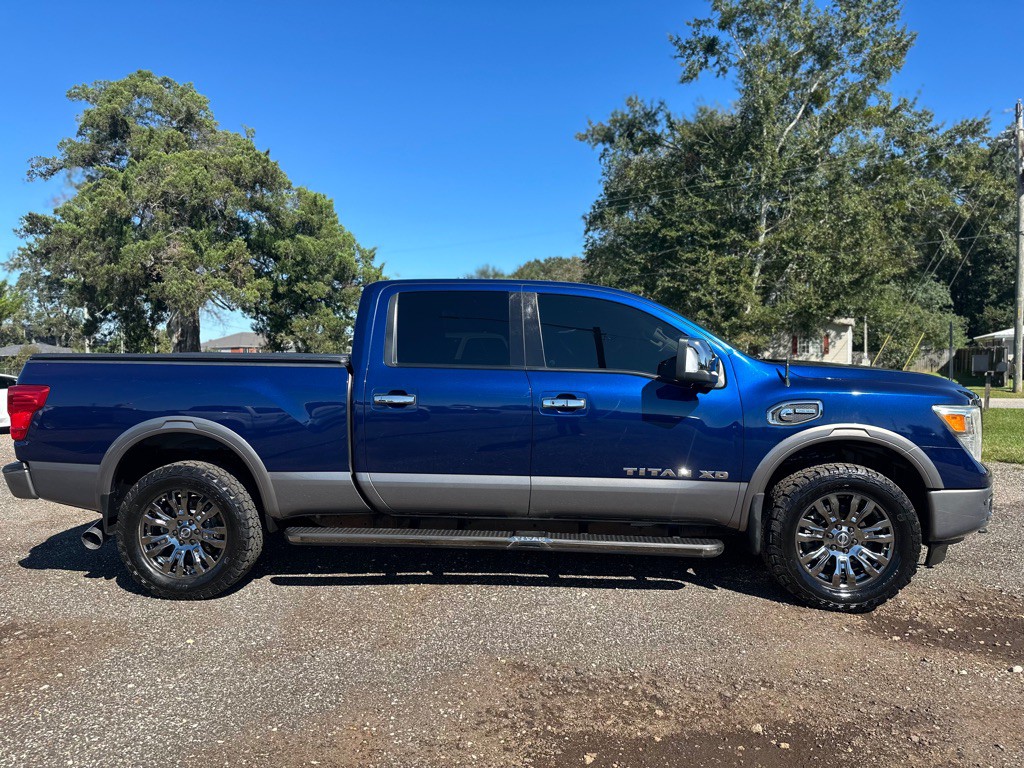 2017 Nissan Titan Image 6
