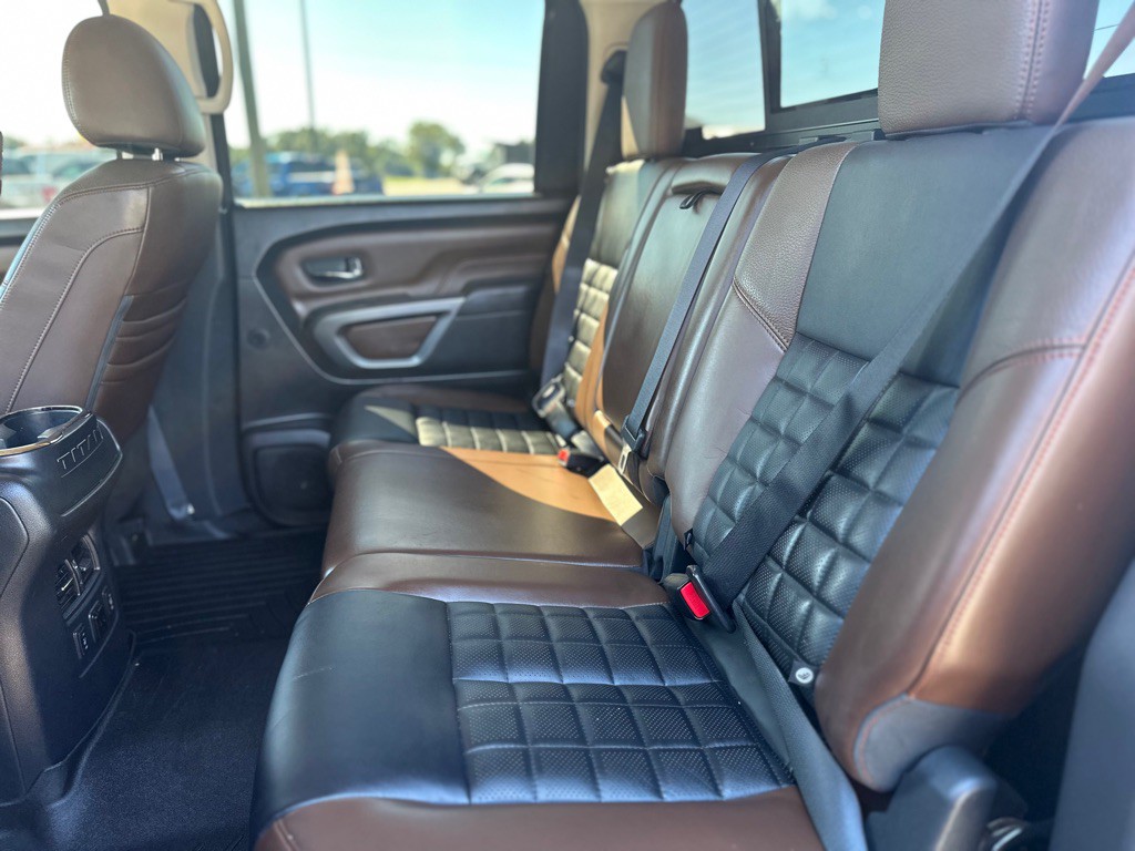 2017 Nissan Titan Image 10