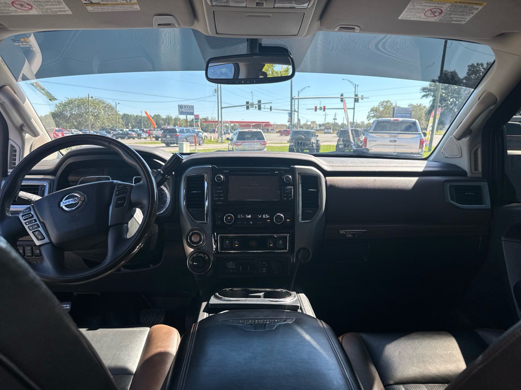 2017 Nissan Titan Image 11