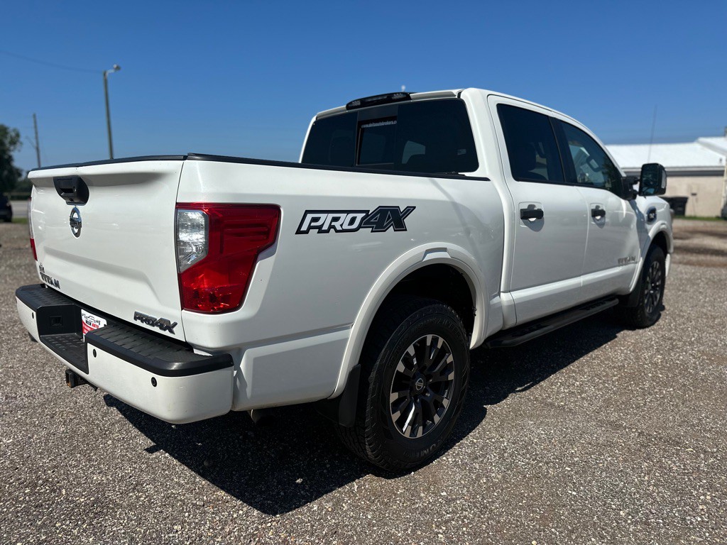 2017 Nissan Titan Image 3