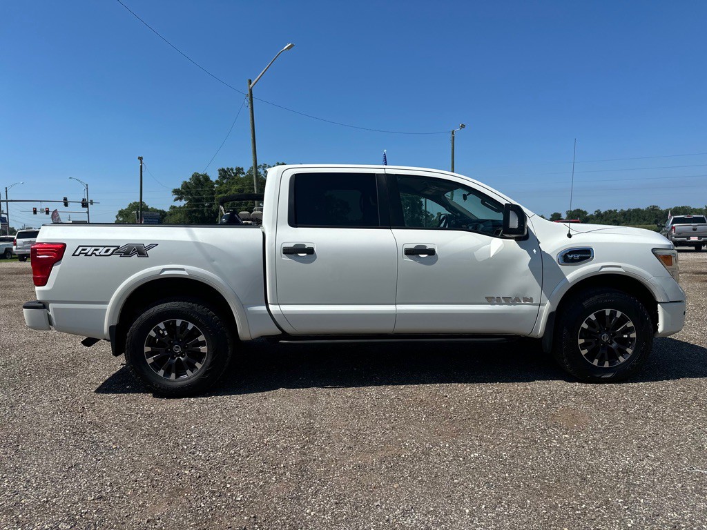 2017 Nissan Titan Image 6