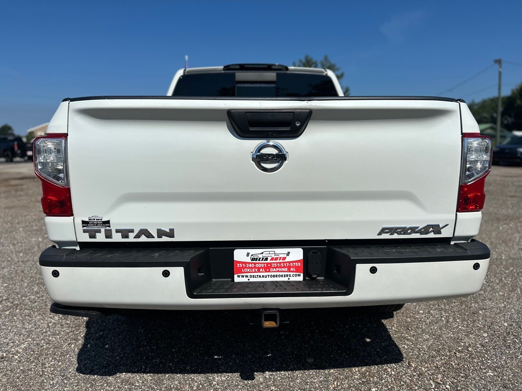 2017 Nissan Titan Image 8