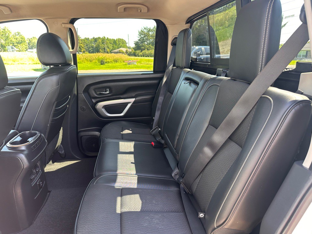 2017 Nissan Titan Image 10