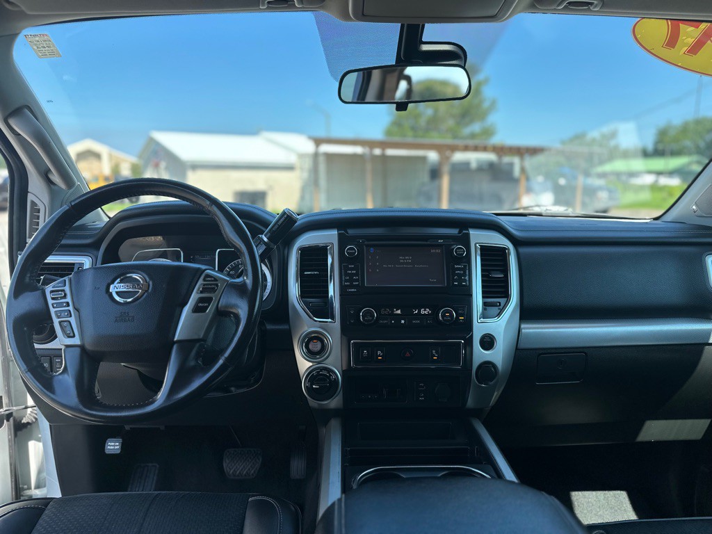2017 Nissan Titan Image 11
