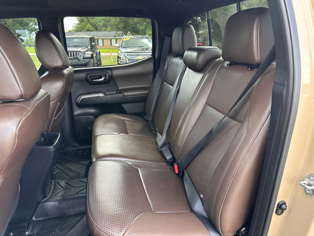 2017 Toyota Tacoma Image 10