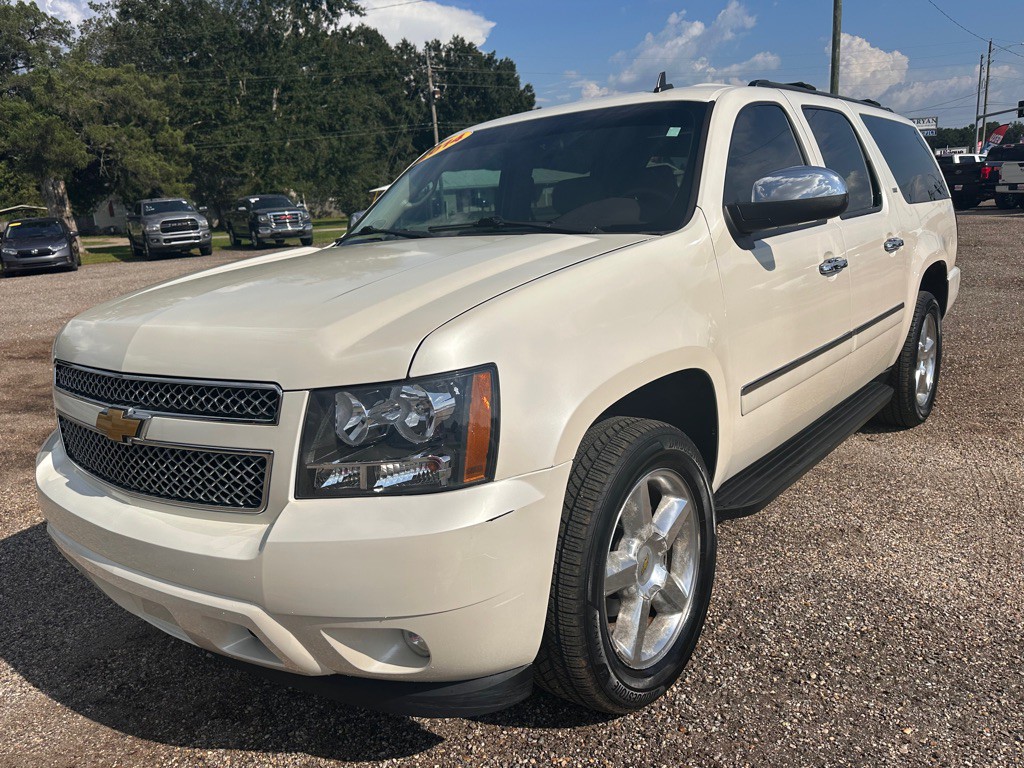 2014 Chevrolet Suburban Image 2