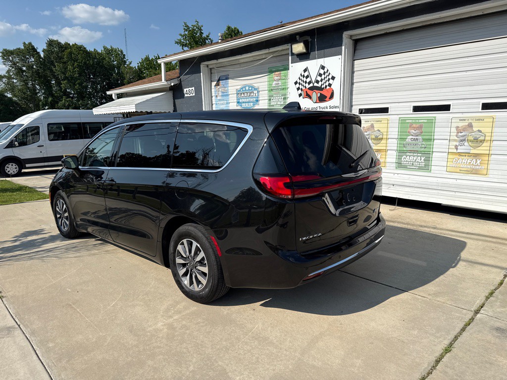 2024 Chrysler Pacifica Image 2