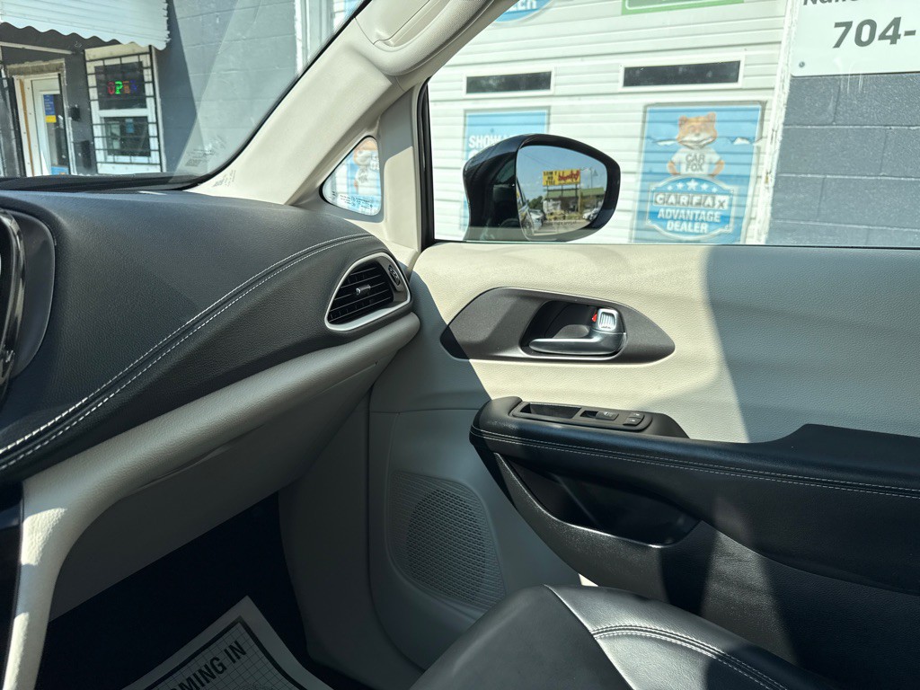 2024 Chrysler Pacifica Image 20