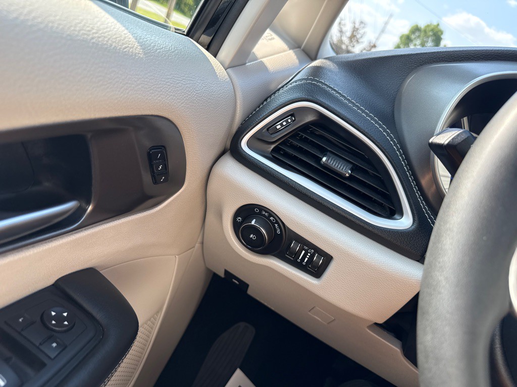 2024 Chrysler Pacifica Image 21