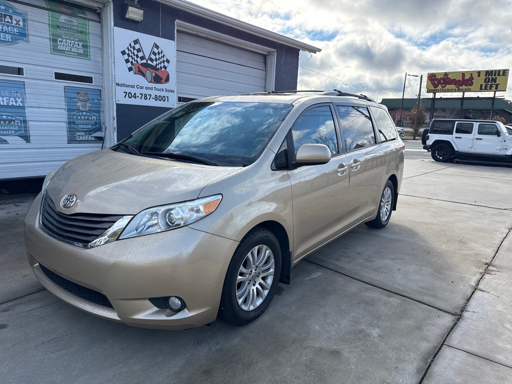 2011 Toyota Sienna Image 1
