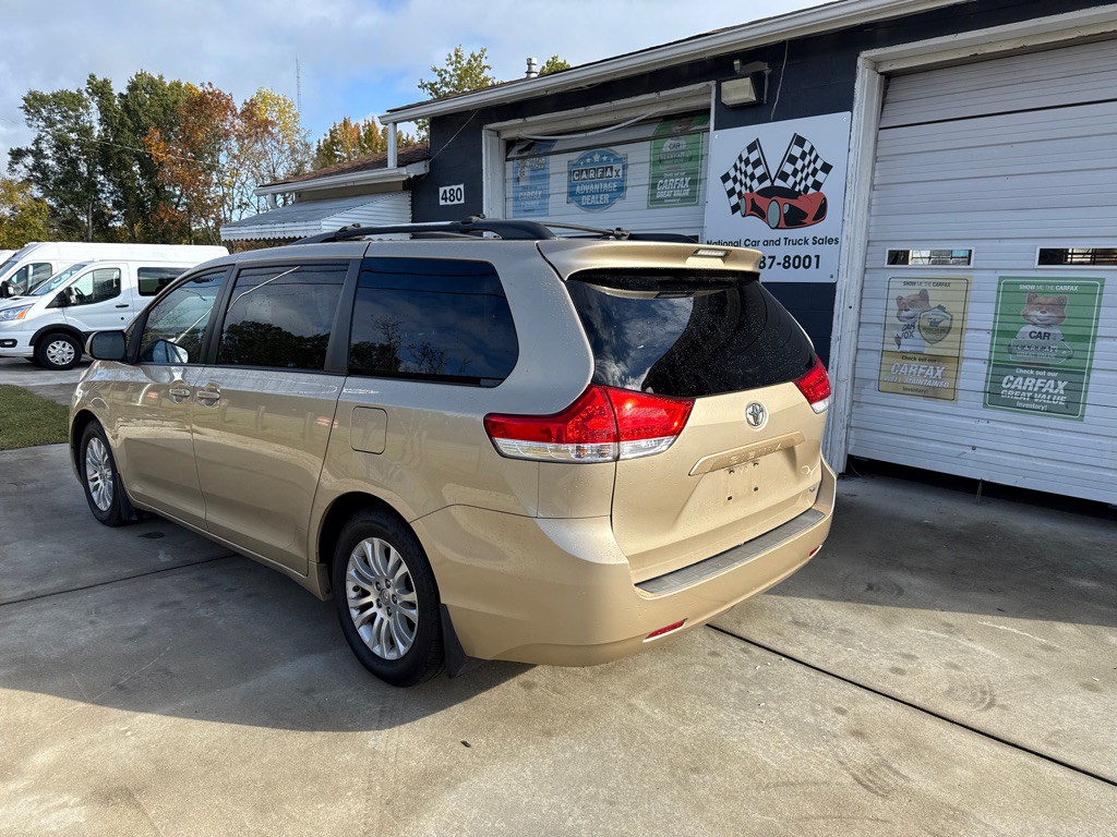 2011 Toyota Sienna Image 2