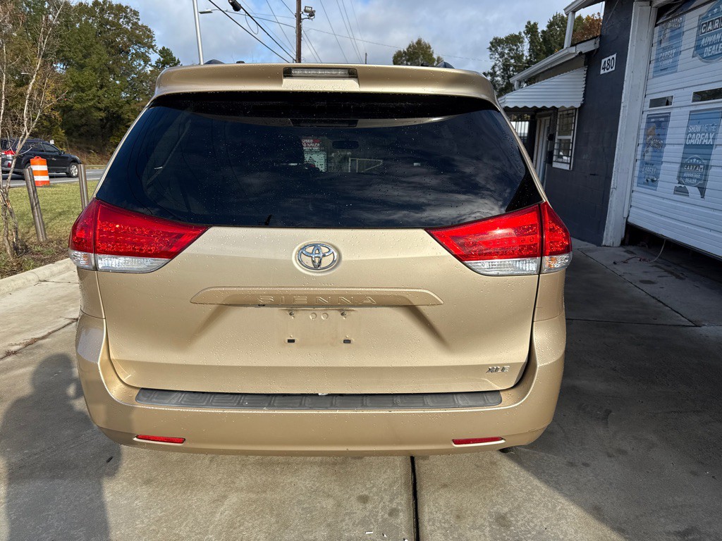 2011 Toyota Sienna Image 3
