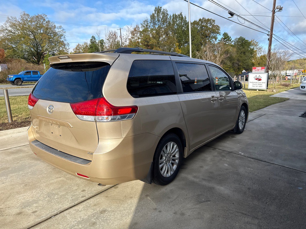 2011 Toyota Sienna Image 4