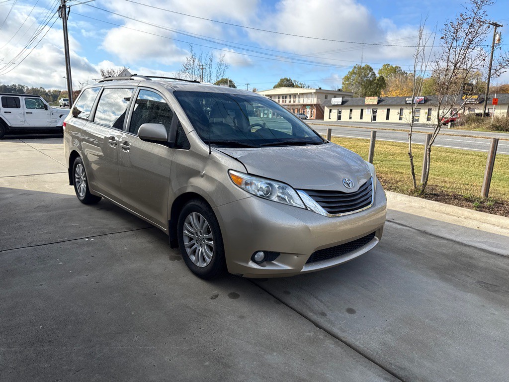 2011 Toyota Sienna Image 5