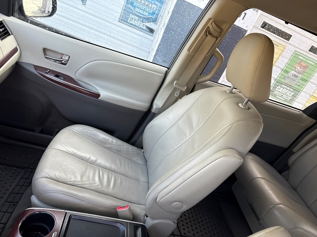 2011 Toyota Sienna Image 8