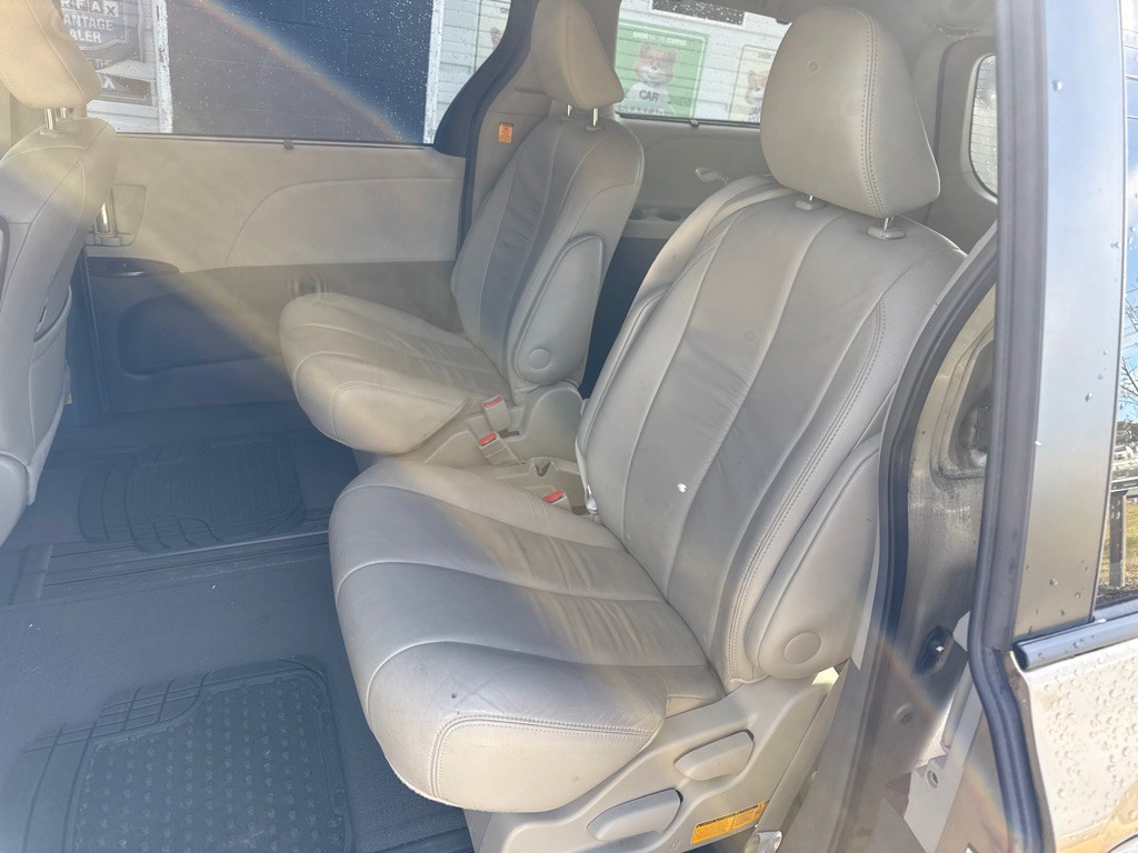 2011 Toyota Sienna Image 9