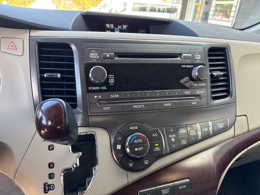 2011 Toyota Sienna Image 11