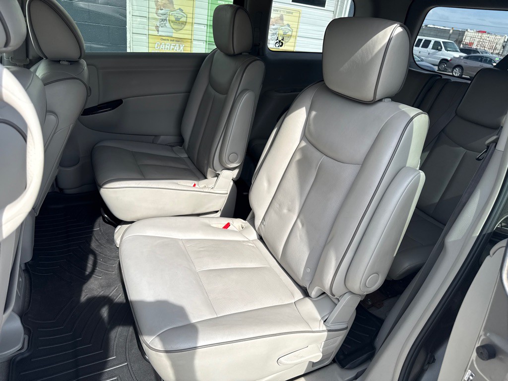 2013 Nissan Quest Image 8