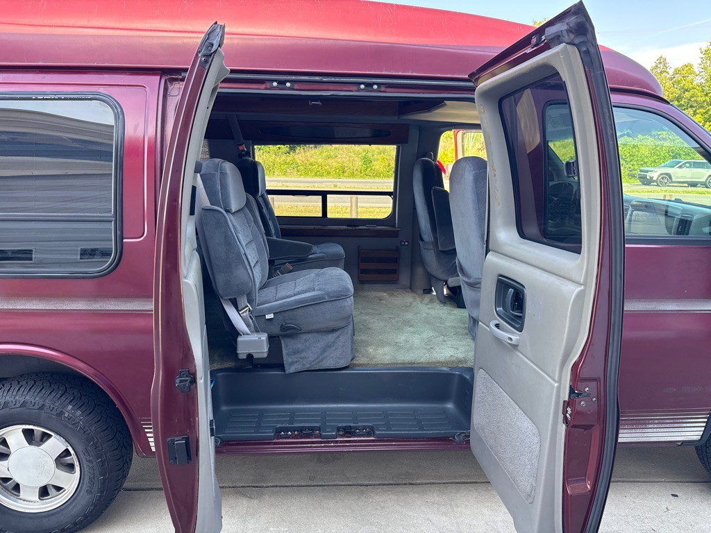 1998 Chevrolet Express Image 16