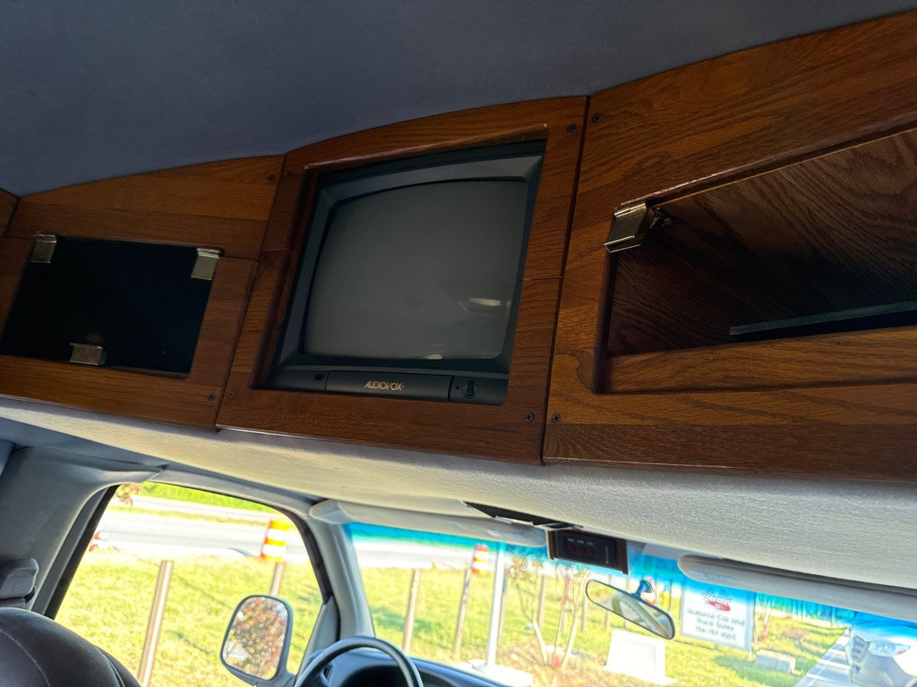 1998 Chevrolet Express Image 23